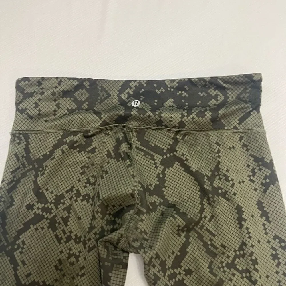 Lululemon Wunder Under 10 Green Snakeskin Luxtreme Crop RARE
